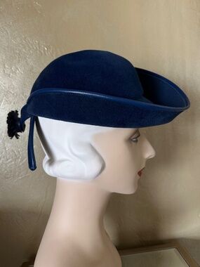 MOD 1960s' NAVY VELOUR FELT HAT + VINYL EDGING & BACK STRIPS & "FLOWER"